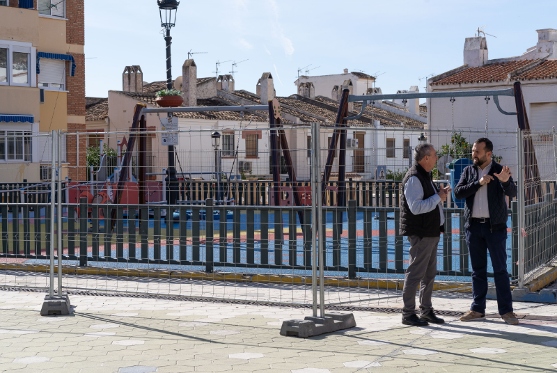 El Ayuntamiento de Benalmádena renueva el suelo, la pintura y parte de las atracciones del parque infantil de la plaza de la Mezquita