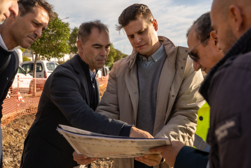 El Ayuntamiento inicia la construcción de una pista polideportiva en Santangelo Norte con una inversión superior a los 80.000 euros