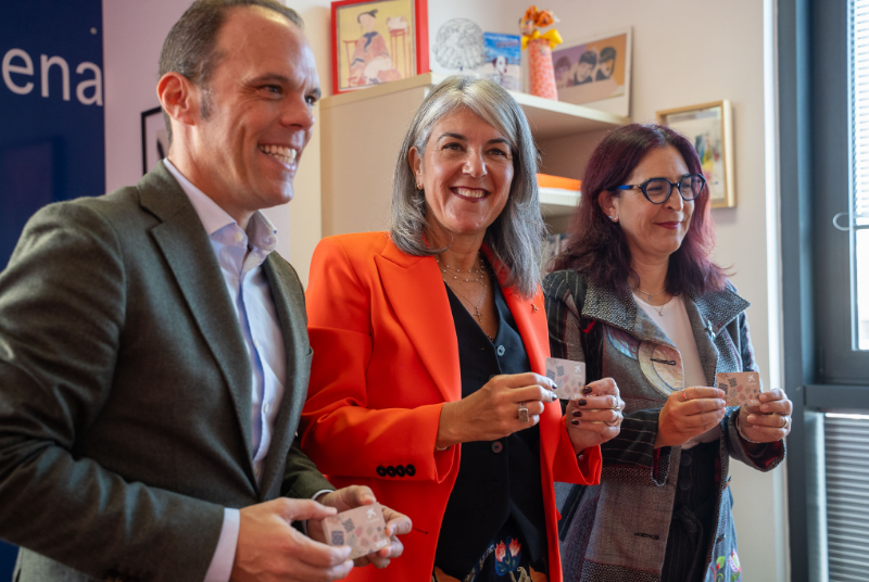 El Ayuntamiento de Benalmádena reparte 200 tarjetas monedero para apoyar a familias en situación de vulnerabilidad durante la Navidad