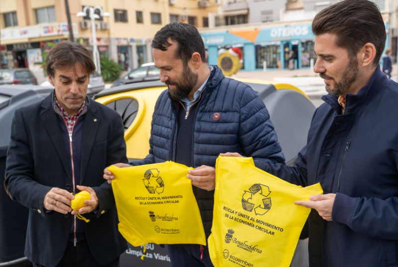 El Ayuntamiento de Benalmádena pone en marcha una campaña a pie de contenedor para informar y sensibilizar sobre la separación de residuos