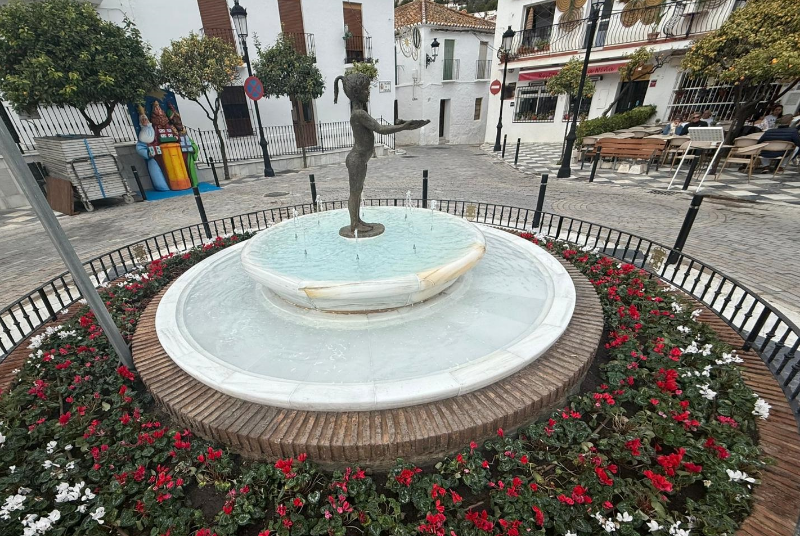 El Ayuntamiento de Benalmádena culmina la restauración de La Niña y la mejora integral de la plaza de España