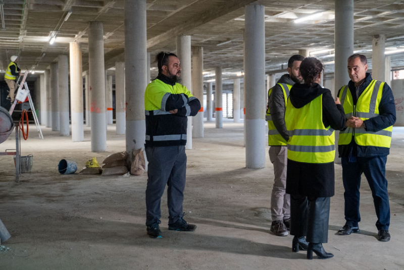 El alcalde visita las obras del futuro aparcamiento público en los bajos de Los Nadales, que creará más de un centenar de plazas nuevas