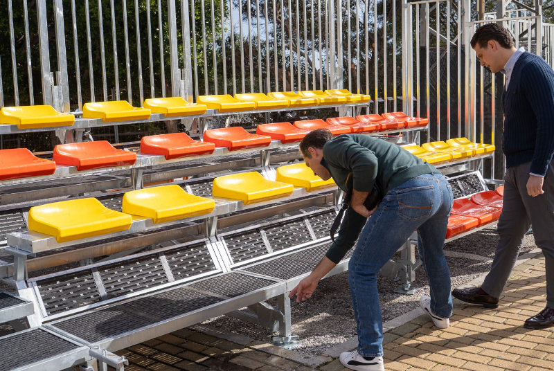 El Ayuntamiento instala nuevas tribunas en el campo de fútbol 7 del Polideportivo Ramón Rico