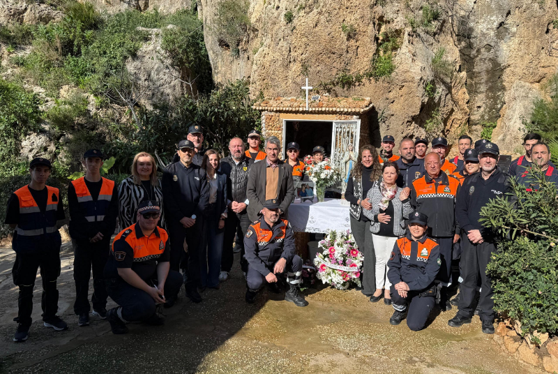 Protección Civil realiza la tradicional ofrenda floral a la Virgen de Lourdes con motivo de su festividad