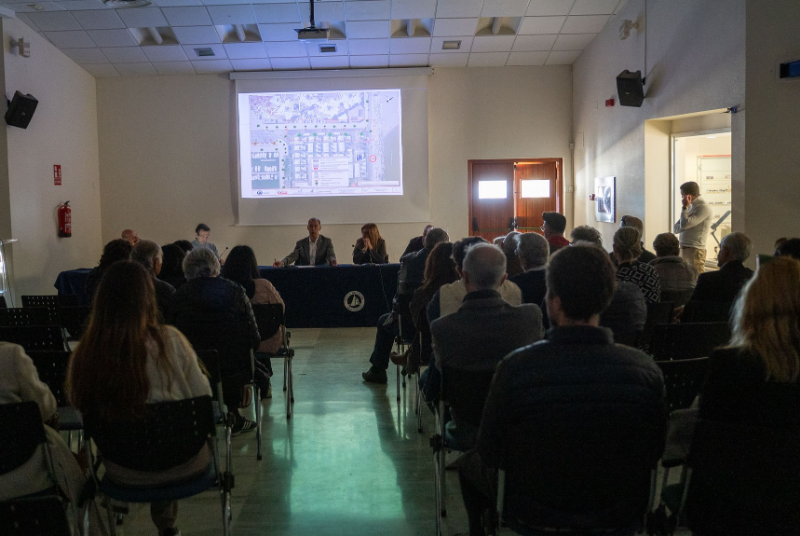 El alcalde de Benalmádena anuncia la creación de una mesa técnica para diseñar “con el mayor consenso” la mejora de las zonas más transitadas del Puerto Deportivo 