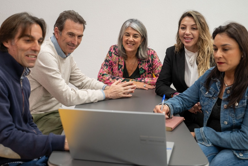 El Ayuntamiento presenta el estudio sobre viviendas vacías a Stop Desahucios