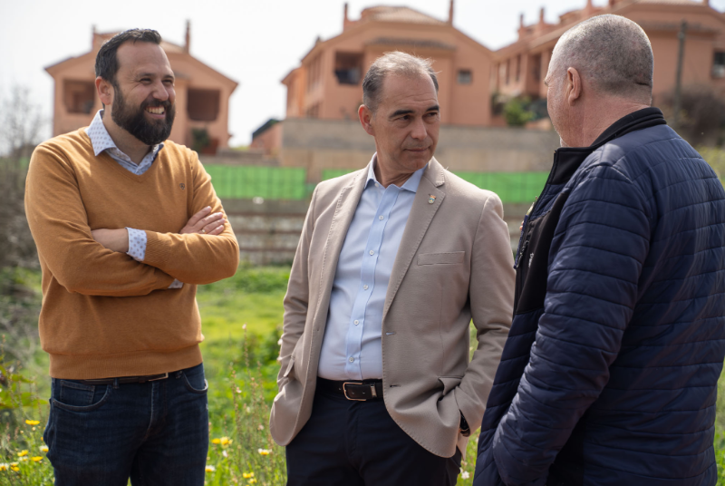 El Ayuntamiento implementa la iluminación de Camino del Amocafre, Aldeas Viejas y calle Italia con 40 luminarias solares