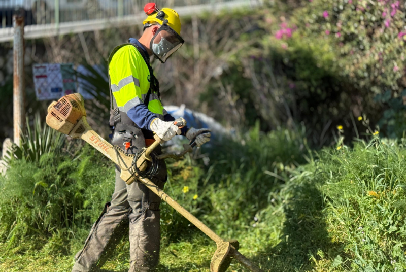El Ayuntamiento de Benalmádena intensifica las tareas de prevención de incendios y refuerza la seguridad en cauces y parcelas municipales 