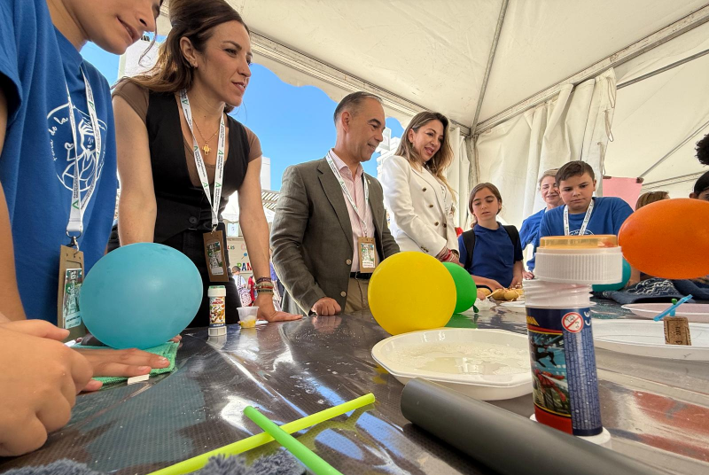 Arranca la Feria de las Ciencias Ibn Al-Baytar, que este año cuenta con 53 stands, más de 1.300 estudiantes y 112 docentes participantes