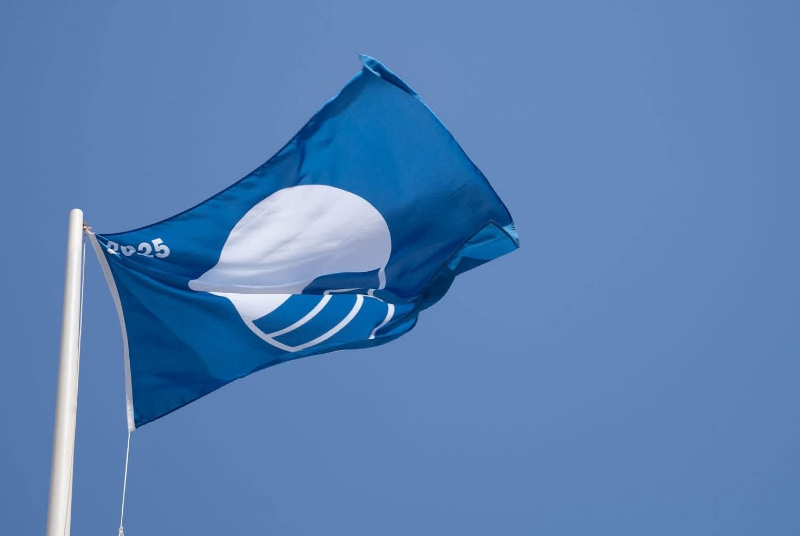Benalmádena suma tres Banderas Azules en sus playas y mantiene la distinción en el Puerto Deportivo