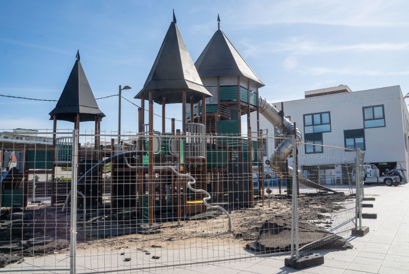 El Ayuntamiento de Benalmádena inicia la renovación del caucho de seguridad del parque infantil de la plaza Adolfo Suárez