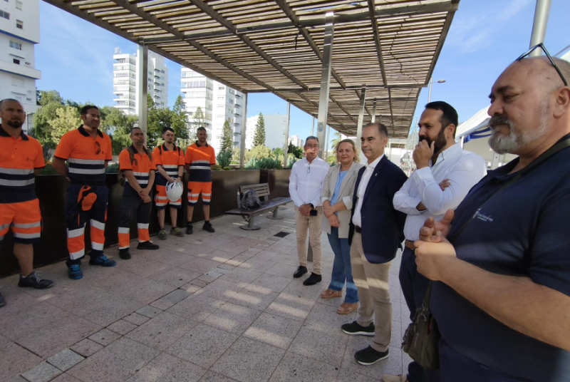 Benalmádena encara el verano con un importante refuerzo del servicio de limpieza con más operarios durante seis meses