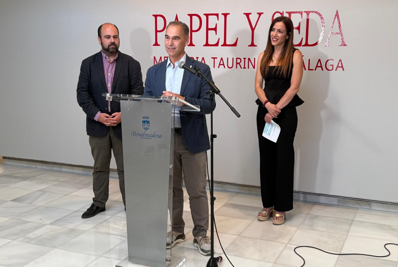 El Centro de Exposiciones de Benalmádena Costa acoge la muestra ‘Papel y seda. Memoria taurina de Málaga’ con un recorrido por más de dos siglos de historia