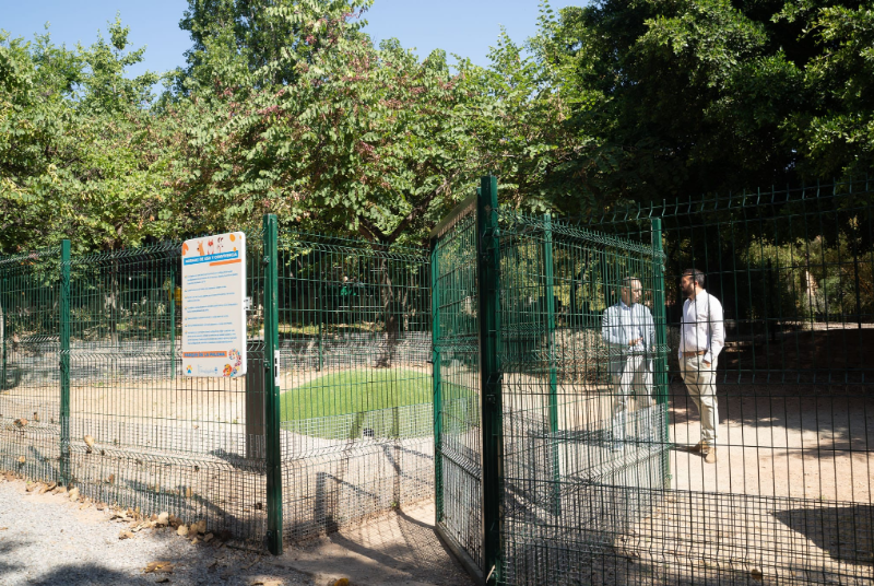El Ayuntamiento sigue mejorando sus espacios públicos con la apertura del área canina del Parque de la Paloma