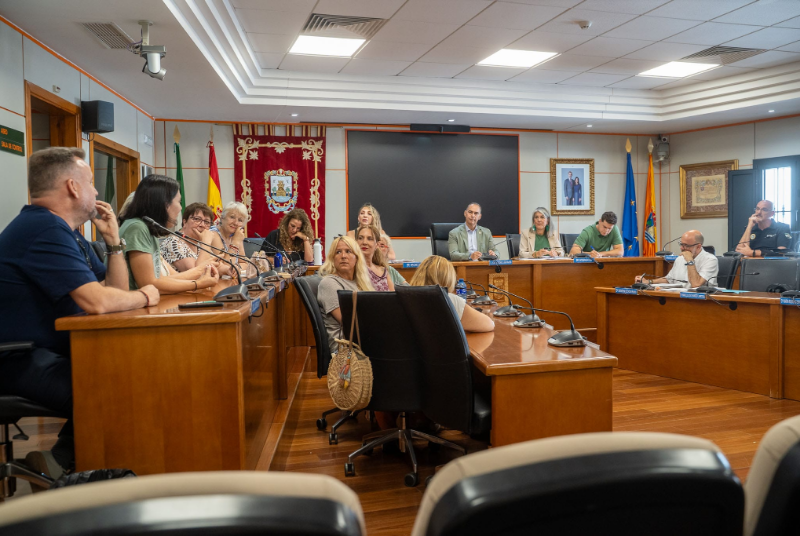 Benalmádena impulsa la señalética accesible para avanzar hacia una ciudad más inclusiva