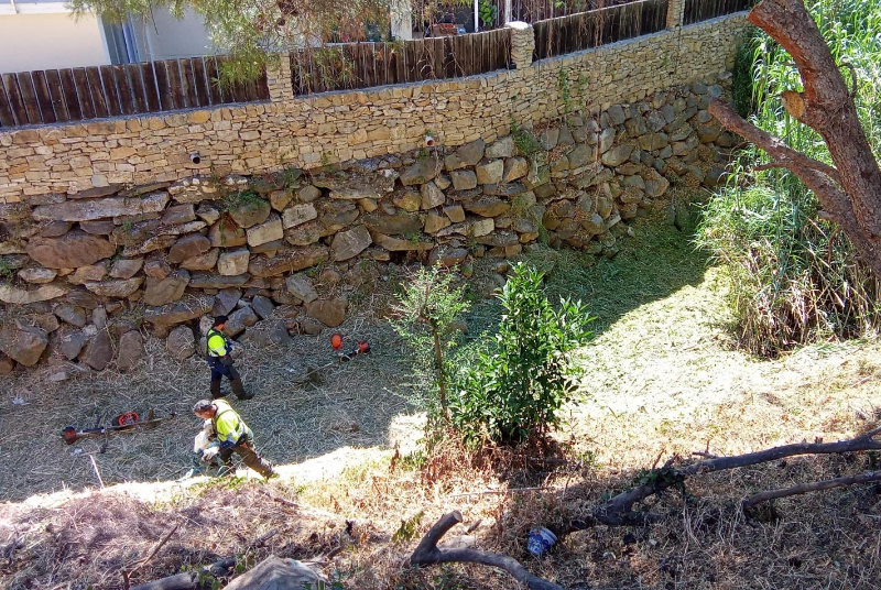 El Ayuntamiento intensifica la limpieza de cauces y el desbroce de parcelas municipales para reforzar la prevención de incendios