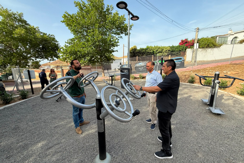 El alcalde supervisa las mejoras realizadas en la urbanización Veracruz con la creación de una zona biosaludable, tareas de desbroce y la remodelación de la calle Esteban Martín
