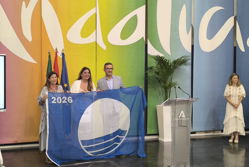 Benalmádena recibe cuatro Banderas Azules y suma un distintivo más que el pasado año al recuperar la playa de Torrebermeja-Santa Ana