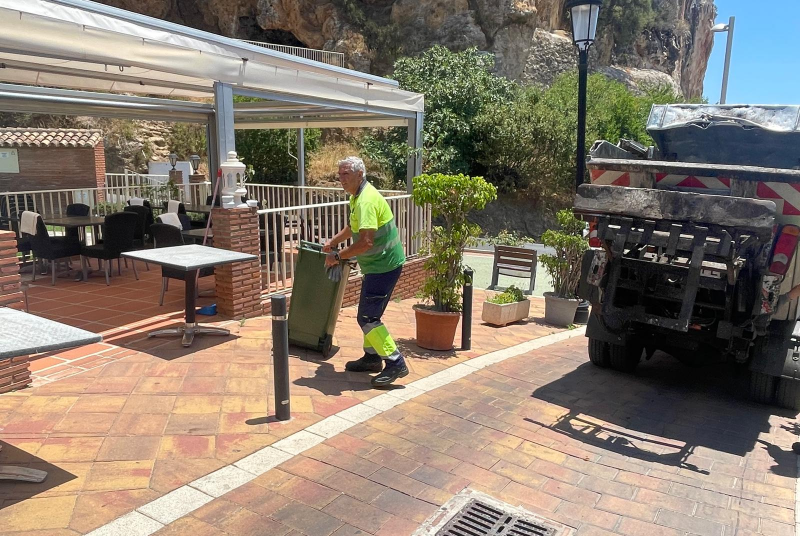 Benalmádena vuelve a contar este verano con el servicio puerta a puerta de recogida de vidrio en comercios y establecimientos hosteleros