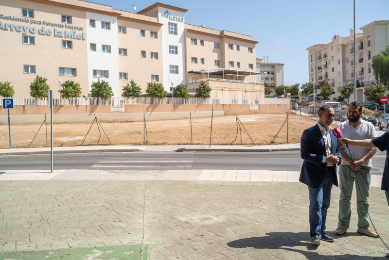El Ayuntamiento habilita medio centenar de nuevas plazas de aparcamiento en la zona de Miramar-Carola y atiende una demanda vecinal