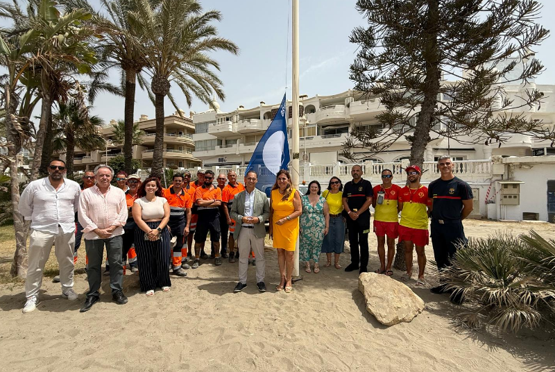 Benalmádena iza sus Banderas Azules y reafirma su compromiso con la calidad y la excelencia de su litoral