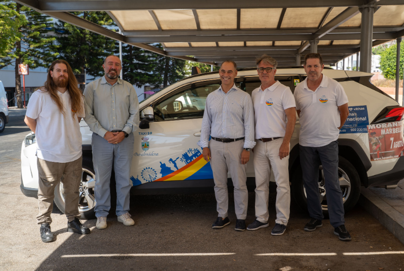 Benalmádena presenta la nueva uniformidad del servicio de taxi para reforzar la imagen del destino turístico