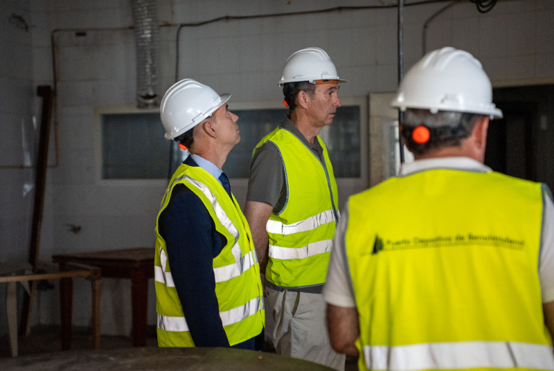 El alcalde visita las obras de reforma integral del Centro Náutico, que transformarán uno de los edificios clave del Puerto Deportivo