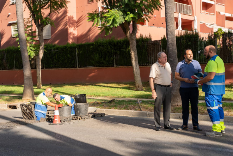 Benalmádena supera los 10.300 imbornales limpiados y refuerza los trabajos preventivos ante la temporada de lluvias