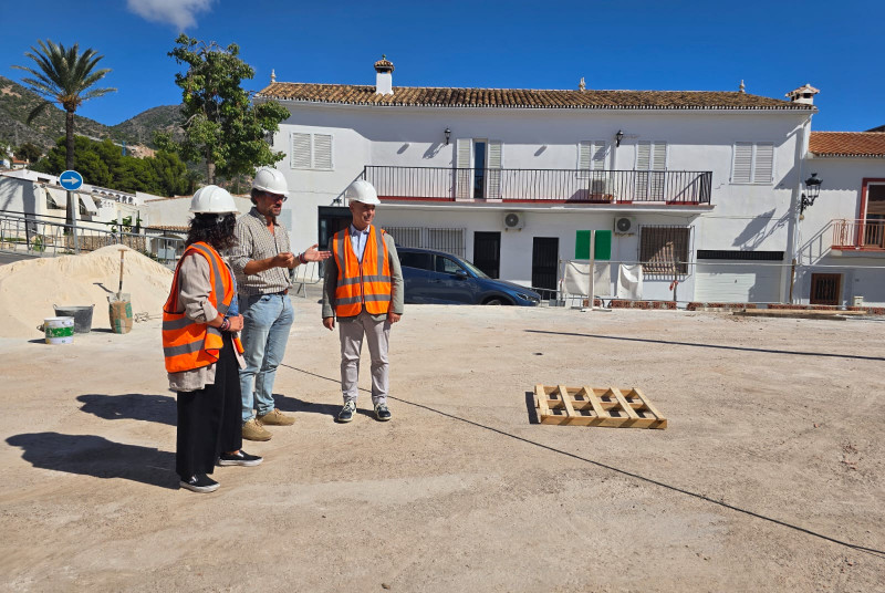 El alcalde visita los trabajos de rehabilitación de la plaza del Alguacil y el aparcamiento de La Cazalla en Benalmádena Pueblo