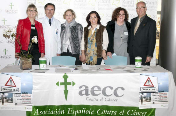 Benalmádena se vuelca con la campaña de la AECC para conseguir que el SAS realice la prueba de detención precoz del cáncer de colon