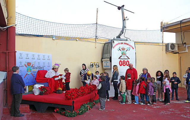 El parque de bomberos de Benalmádena recibe a más de un centenar de niños de familias usuarias de Bienestar Social