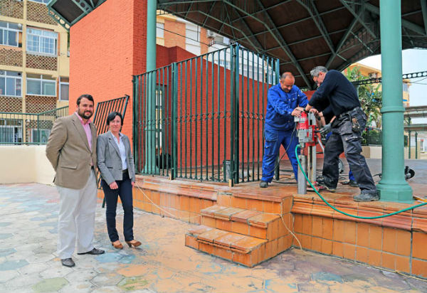 La Plaza de la Mezquita renueva sus instalaciones con un cerramiento en la zona del escenario