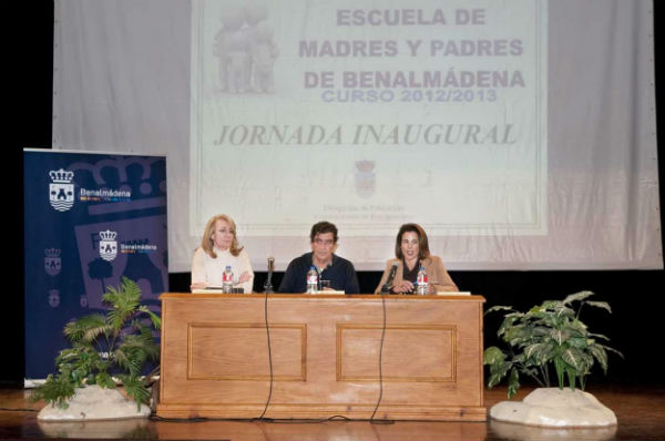 La conferencia del Juez Emilio Calatayud consigue un lleno absoluto en la Casa de la Cultura de Arroyo de la Miel