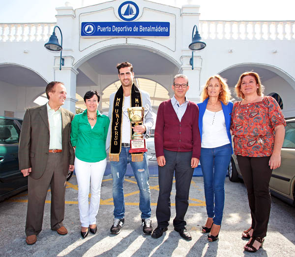 Francisco Salido recibe al nuevo Mister Universo, Carlos Maturana, en el Puerto Deportivo