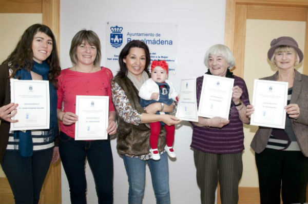 igualdad rinde homenaje a cinco generaciones de mujeres de una misma familia de Benalmádena