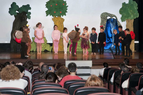 El colegio 'El Tomillar' da el pistoletazo de salida a la Muestra de Teatro de Benalmádena