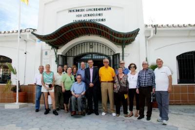 La pegada de carteles da el pistoletazo de salida a la campaña electoral en el centro de mayores 'Anica Torres'