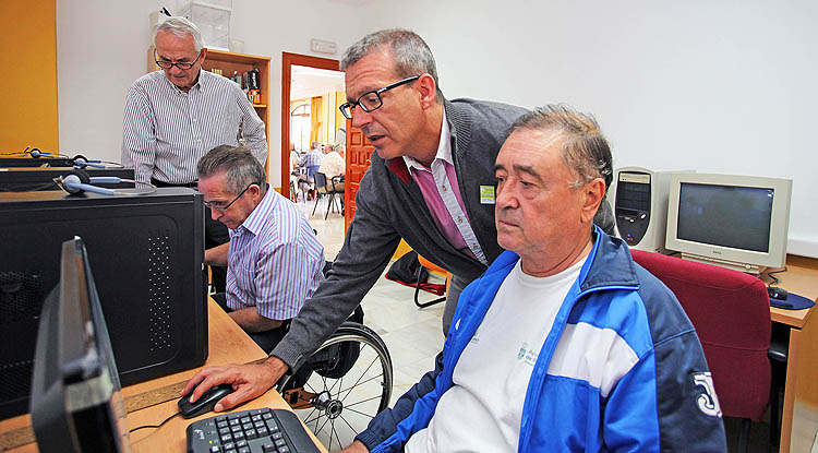 Inaugurada la sala de informática del centro de mayores 'Anica Torres'