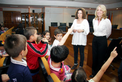 La Alcaldesa recibe en el Salón de Plenos a alumnos de primaria del colegio 'El Tomillar'