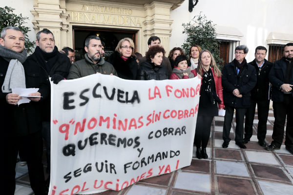 Los trabajadores de 'La Fonda', con el respaldo de la corporación municipal, exigen a la Junta el pago de sus nóminas y el comienzo de las clases