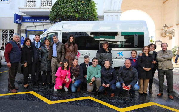 El alcalde y los concejales de la Corporación asisten al estreno de la furgoneta para los usuarios de AFAB