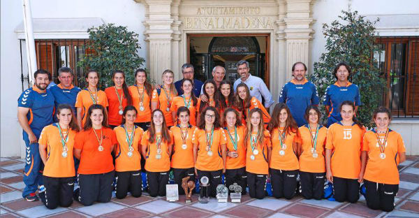 El alcalde Víctor Navas y el concejal de Deportes, Joaquín Villazón, reciben al equipo femenino de balonmano del Colegio Maravillas tras lograr el tercer puesto en el Campeonato de España