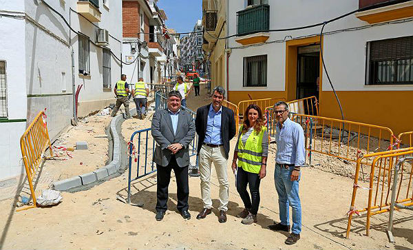 Benalmádena avanza en la peatonalización del centro urbano de Arroyo de la Miel con las obras de mejora de Calle Velarde