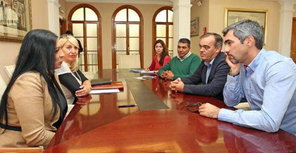 El alcalde y los concejales Irene Díaz y Bernardo Jiménez se reúnen con representantes de la Asociación Mujeres y Hombres en Acción Positiva