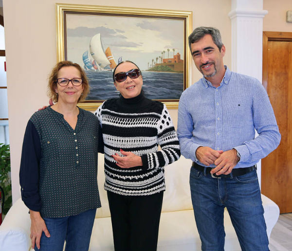 El alcalde Víctor Navas y la concejala Elena Galán reciben a la artista Betty Missiego