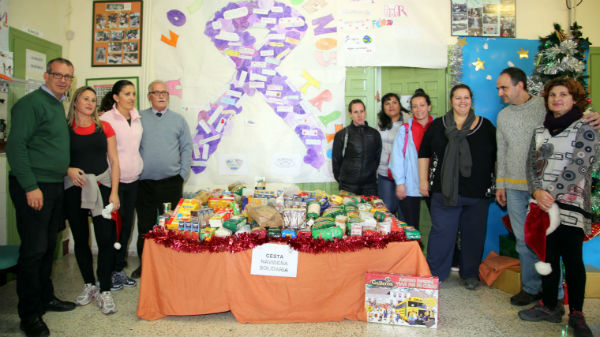 El ampa del CEI Miguel Hernández hace entrega de los alimentos recogidos en la campaña llevada a cabo para ayudar al comedor social