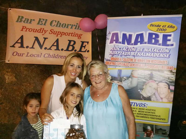 La Asociación de Natación Adaptada Benalmadense recibe un donativo de 1.900 euros del bar El Chorrillo 
