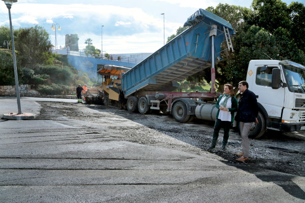 Vías y Obras lleva a cabo el asfaltado del acceso a la urbanización Torremuelle