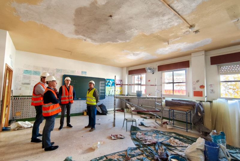 El alcalde visita las obras de impermeabilización de la cubierta del CEIP La Paloma 