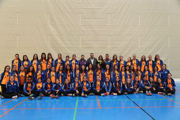 El Concejal Joaquín Villazón recibe a las jugadoras del Club de Balonmano del Colegio Maravillas tras quedar Campeonas de la Provincia